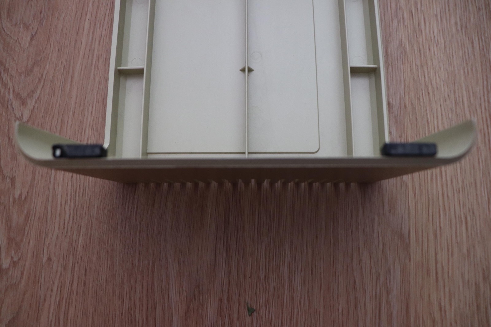 VINTAGE APPLE II II+ IIE MONITOR STAND BEIGE, APPLE 815-0540 REV. A