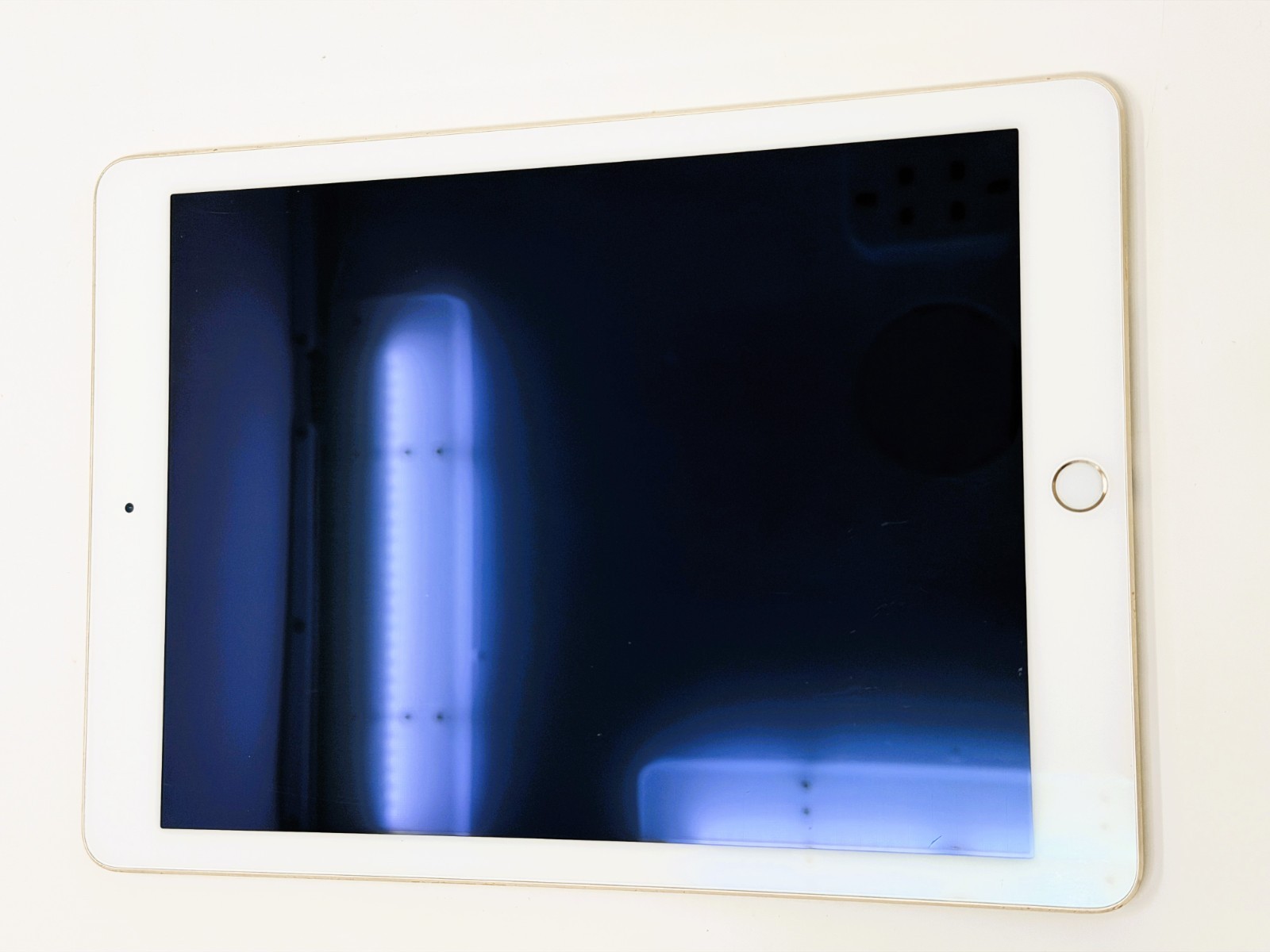 Apple iPad Air 2 – 128GB – Gold – Wi-Fi – MH1J2LL/A iPadOS 15.8.8 – Clean Screen