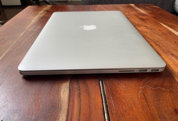 Apple MacBook Pro 15″ 2015 Silver i7 2.2GHz 16GB RAM 256GB SSD