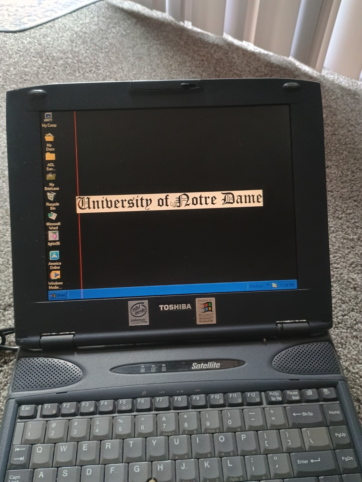 Laptop Toshiba Satellite/ Intel Celeron PS221U-490J0 Windows 98 Vintage