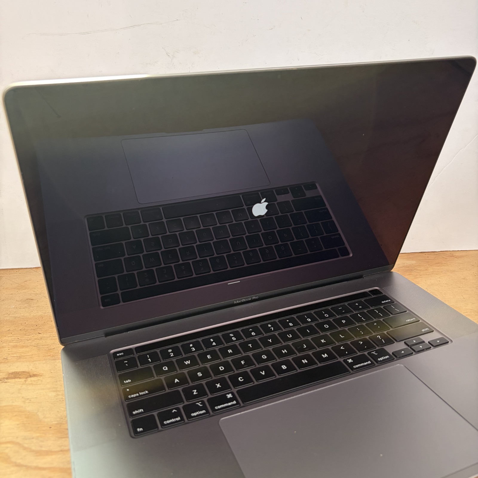 2019 Apple MacBook Pro A2141 Intel i9 2.4GHz 16″ 32GB RAM 1TB SSD (R 5300M) READ
