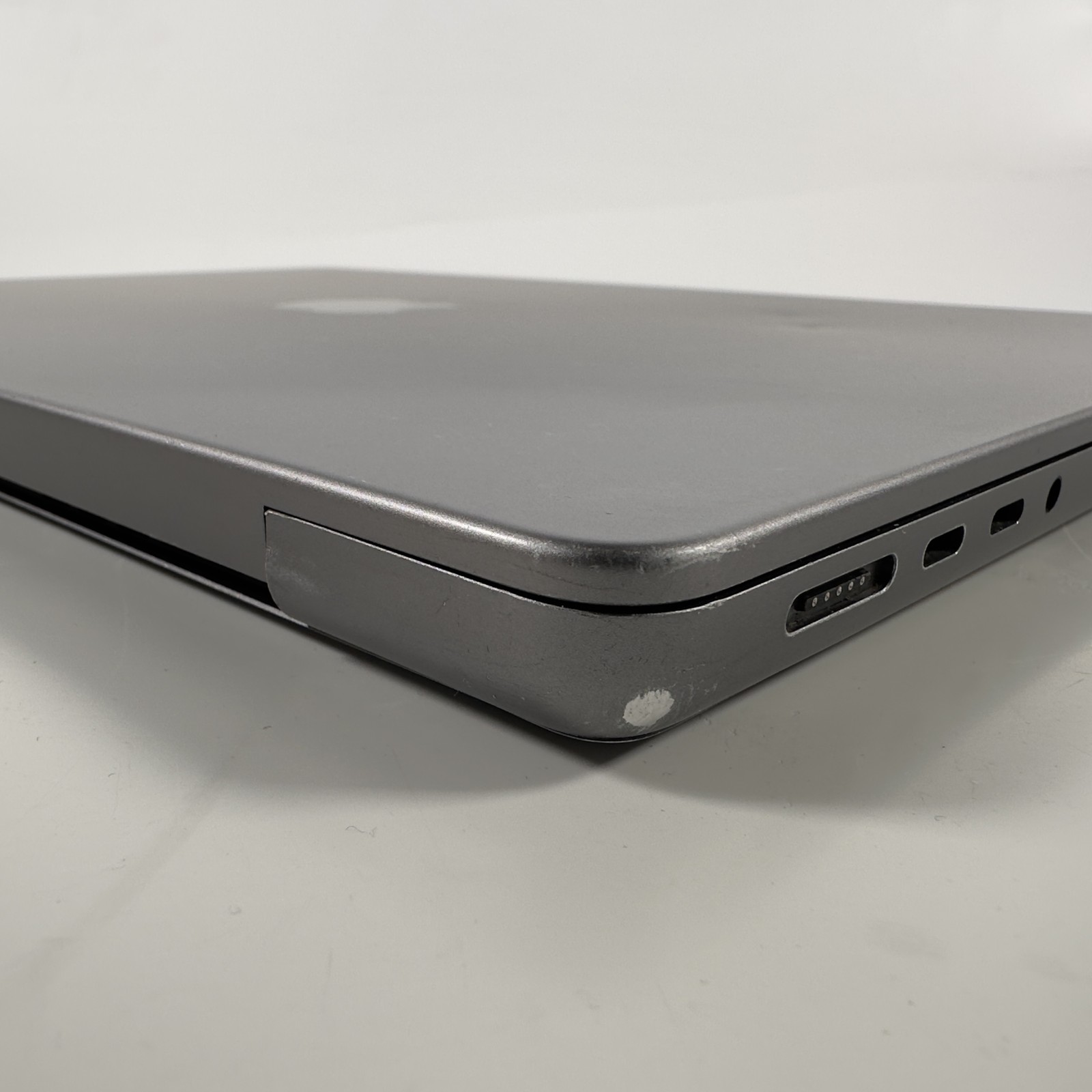 Apple 2021 14″ MacBook Pro M1 Pro 16-Core GPU 512GB 32GB MKGP3LL/A-BTO | D Grade