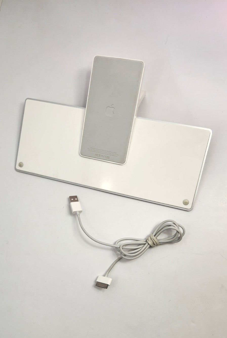 Apple – iPad Keyboard Dock – Model A1359 With Charger Cable ( Used )