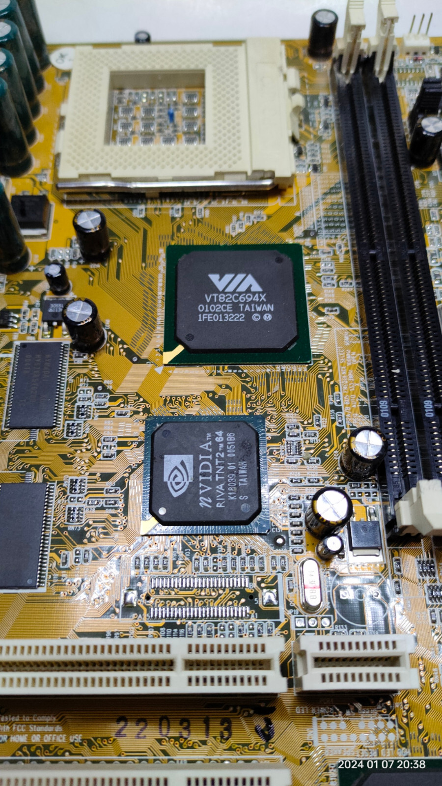 Rare Socket 370 Chaintech CT-6VIV with int. Nvidia Riva TNT2M64 + CPU & 128 MB