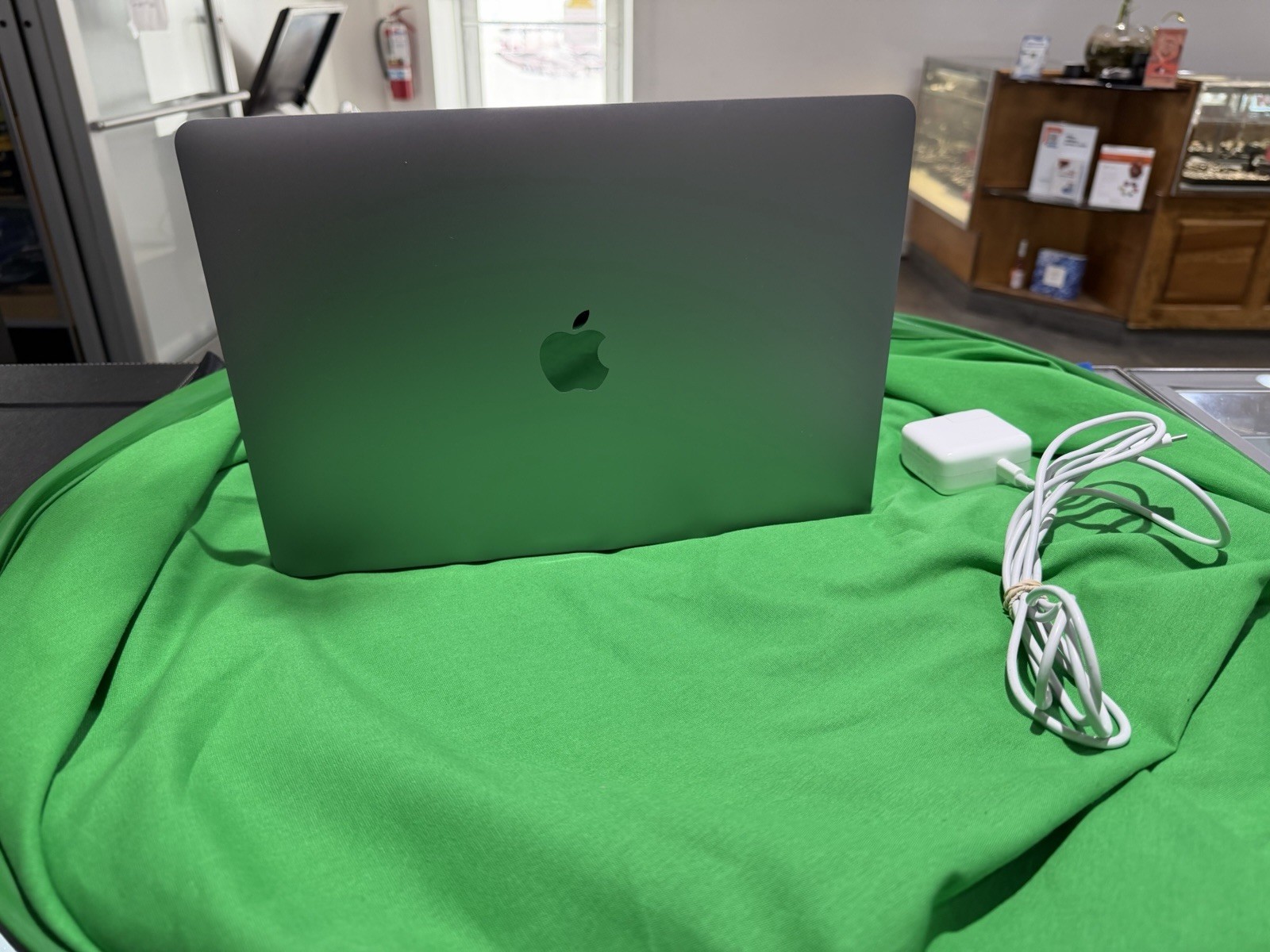 2020 Apple MacBook Air 13.3″ M1 7C GPU 3.2GHz 8GB RAM 256GB SSD