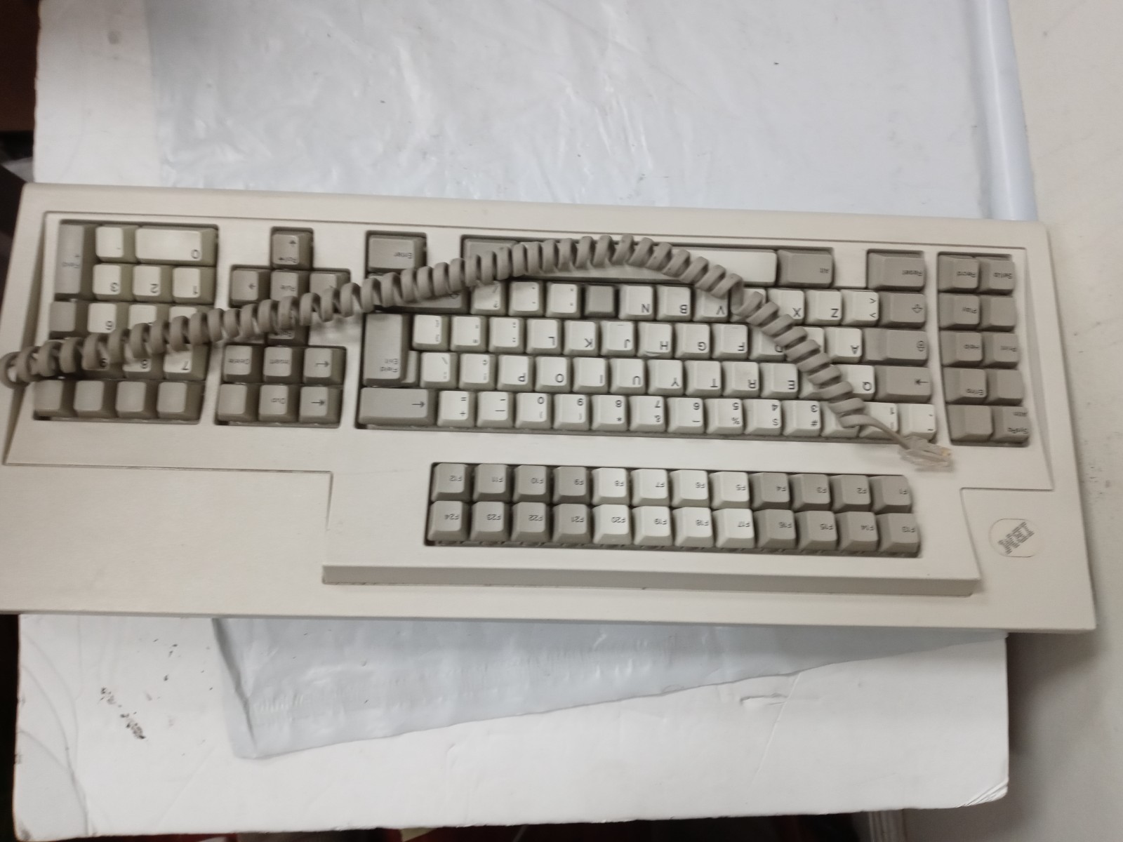IBM 1395660 M122 TYPE III BATTLECRUISER CLICKY BUCKING SPRING KEYBOARD RJ45 1992