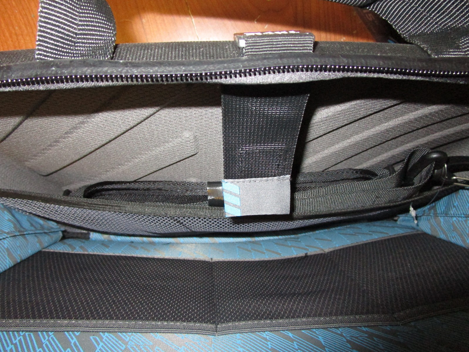 Thule Gauntlet Laptop Bag Hard Shell Case Padded Shoulder Strap 15″ inch