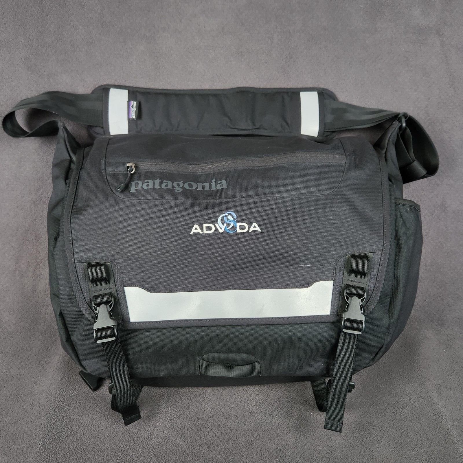 Patagonia Half Mass Messenger Bag Black One Size 48315 Padded Shoulder Pack Logo