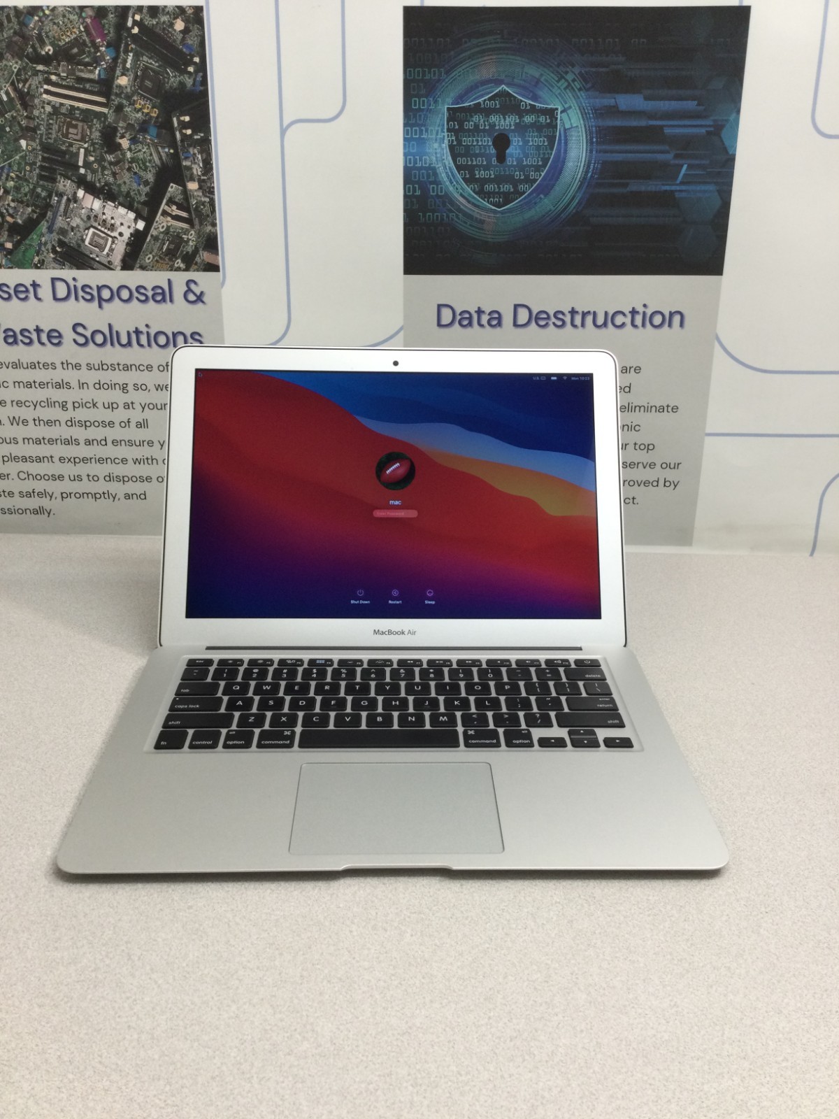 Apple MacBook Air 13.inch (128 GB SSD, Intel Core i5 5th. Gen., 1.6GHz, 4 GB RAM