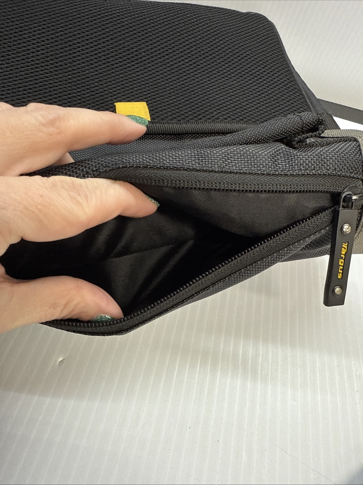 TARGUS Messenger Bag City Gear Mini for Most Tablets – Black/Gray W Pouch Multi