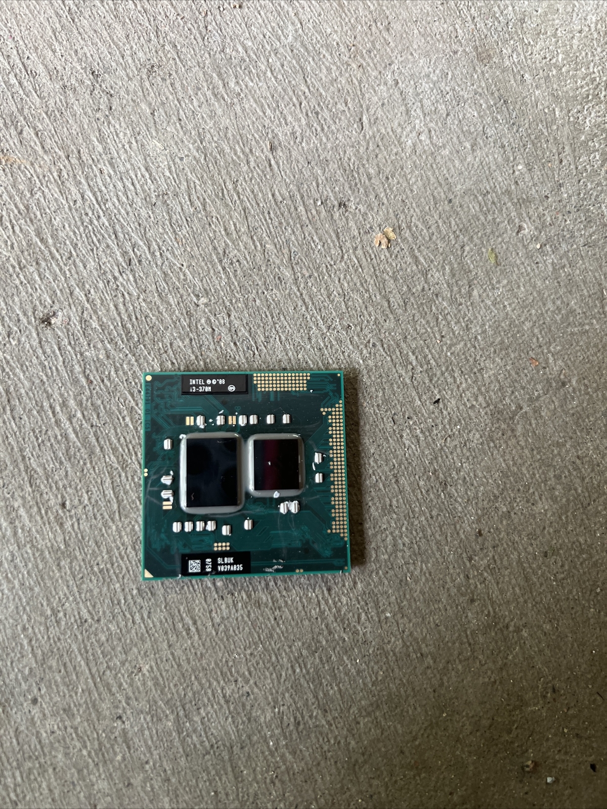 Intel Core i3-370M 2.4GHz rPGA988A 2.5 GT/s Laptop CPU – SLBUK