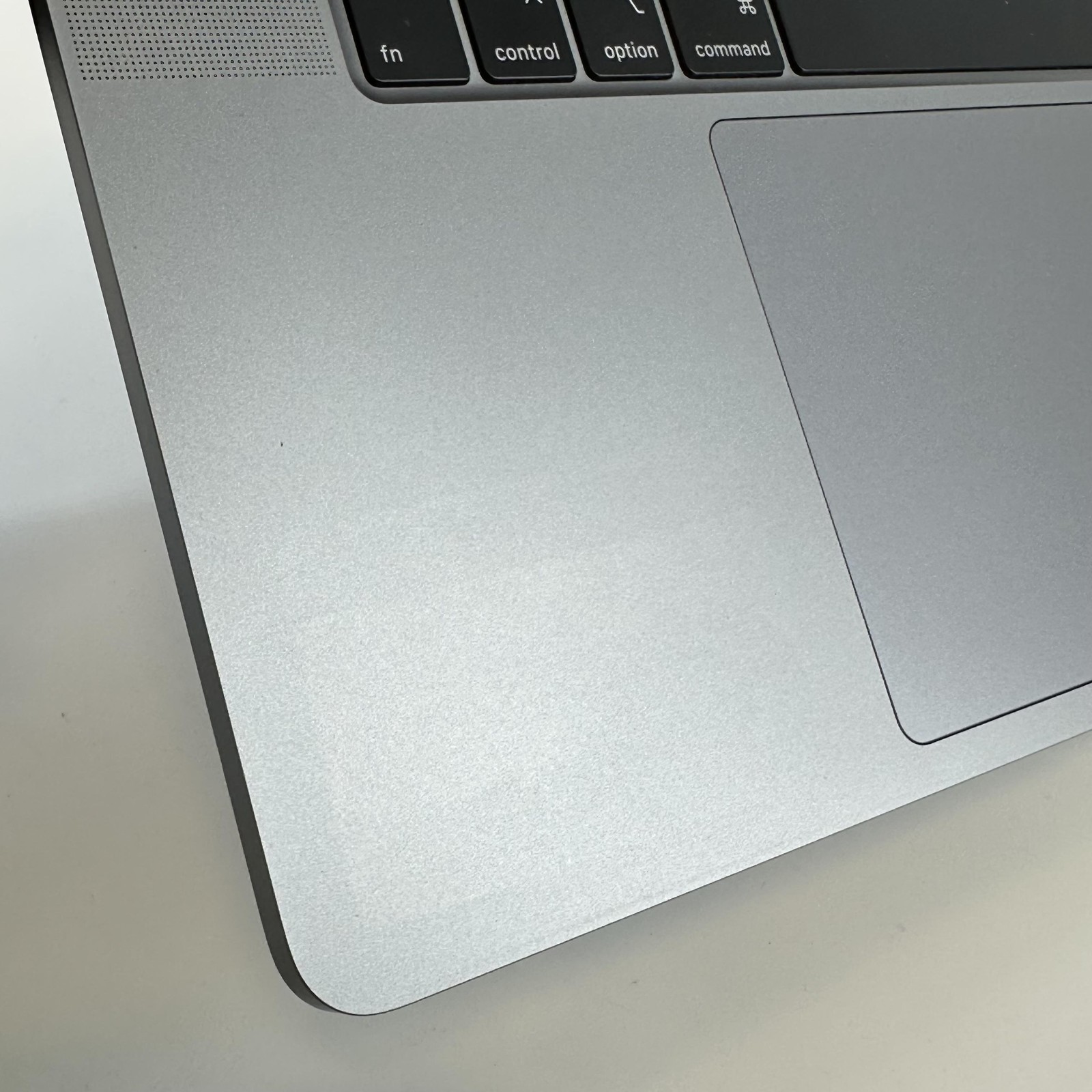 MacBook Pro 16 Touch Bar Gray 2019 i9 16GB 1TB SSD Radeon Pro 5500M Tinted LCD