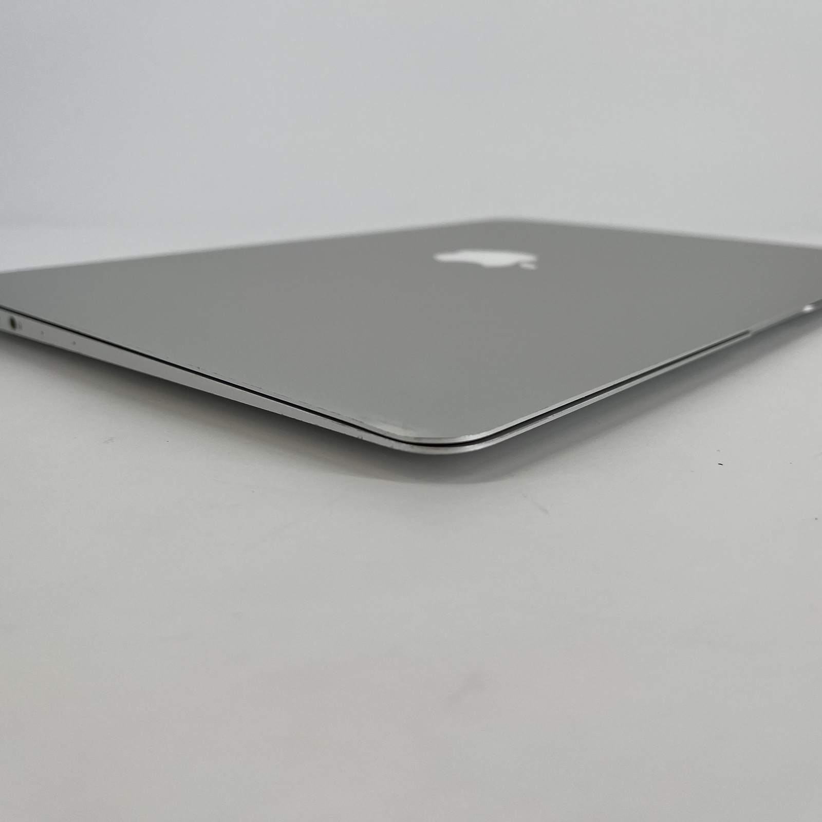 Apple MacBook Air 13 2017 1.8 GHz Intel Core i5 5th Gen 8GB 256GB SSD