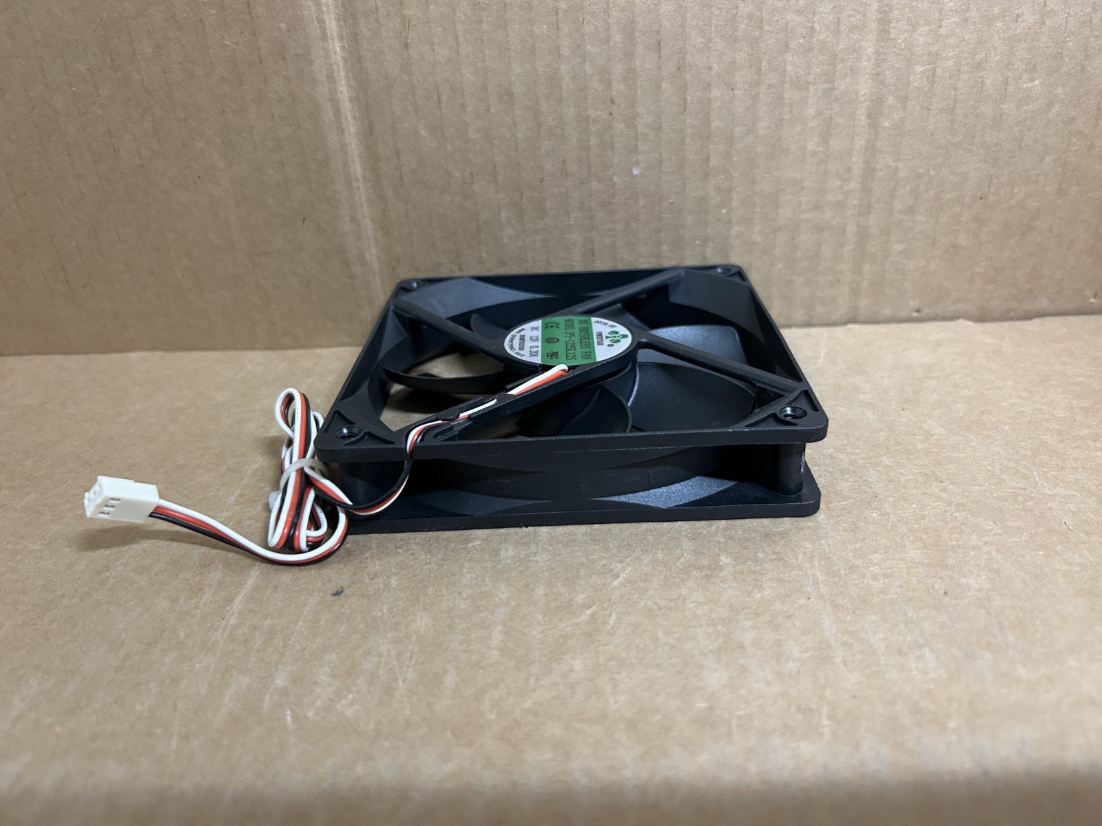 POWERYEAR PY-1225L12S DC12V 0.20A 12CM 12025 2-wire cooling fan