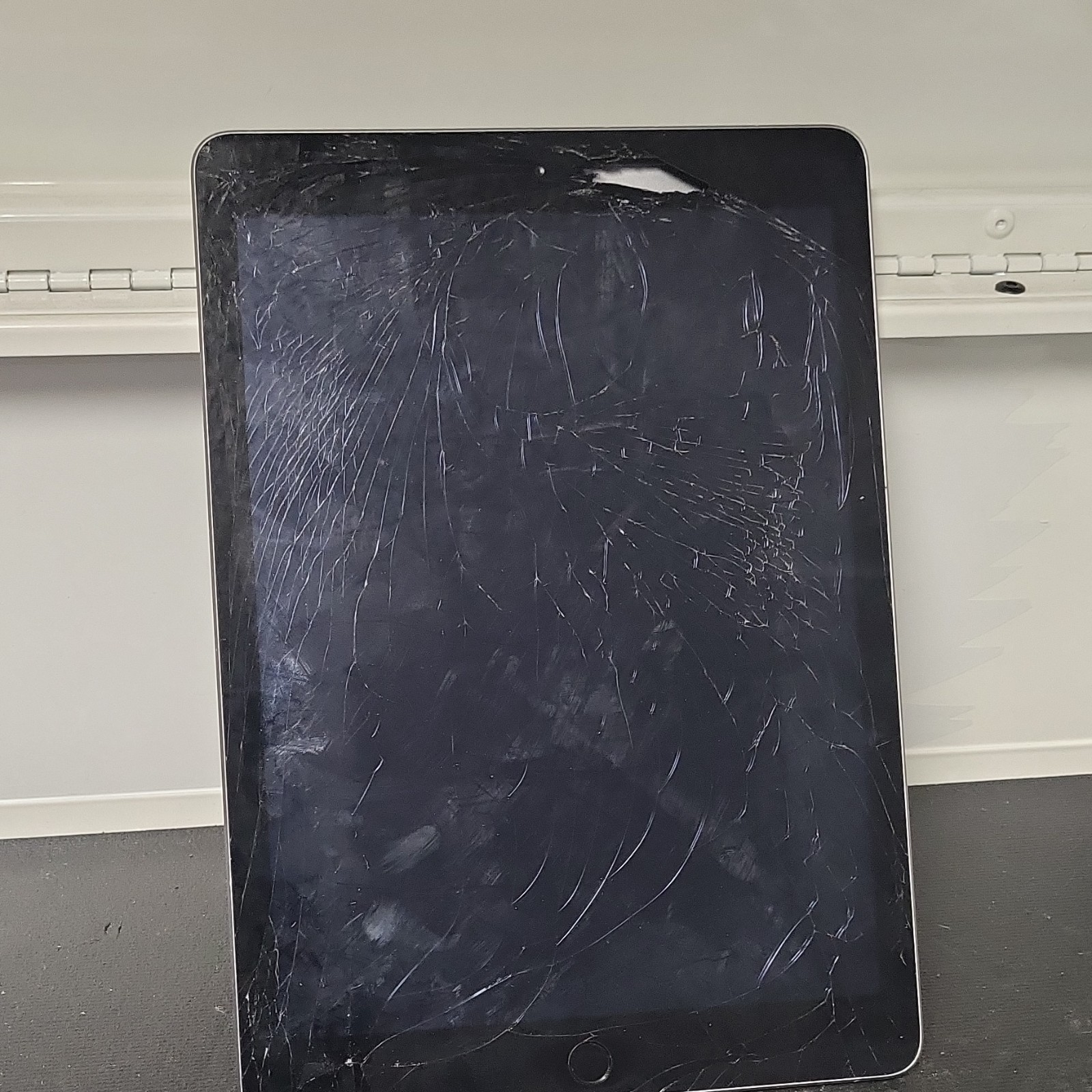 Apple iPad Tablet Gray Bluetooth Built-In Front Camera Wi-Fi
