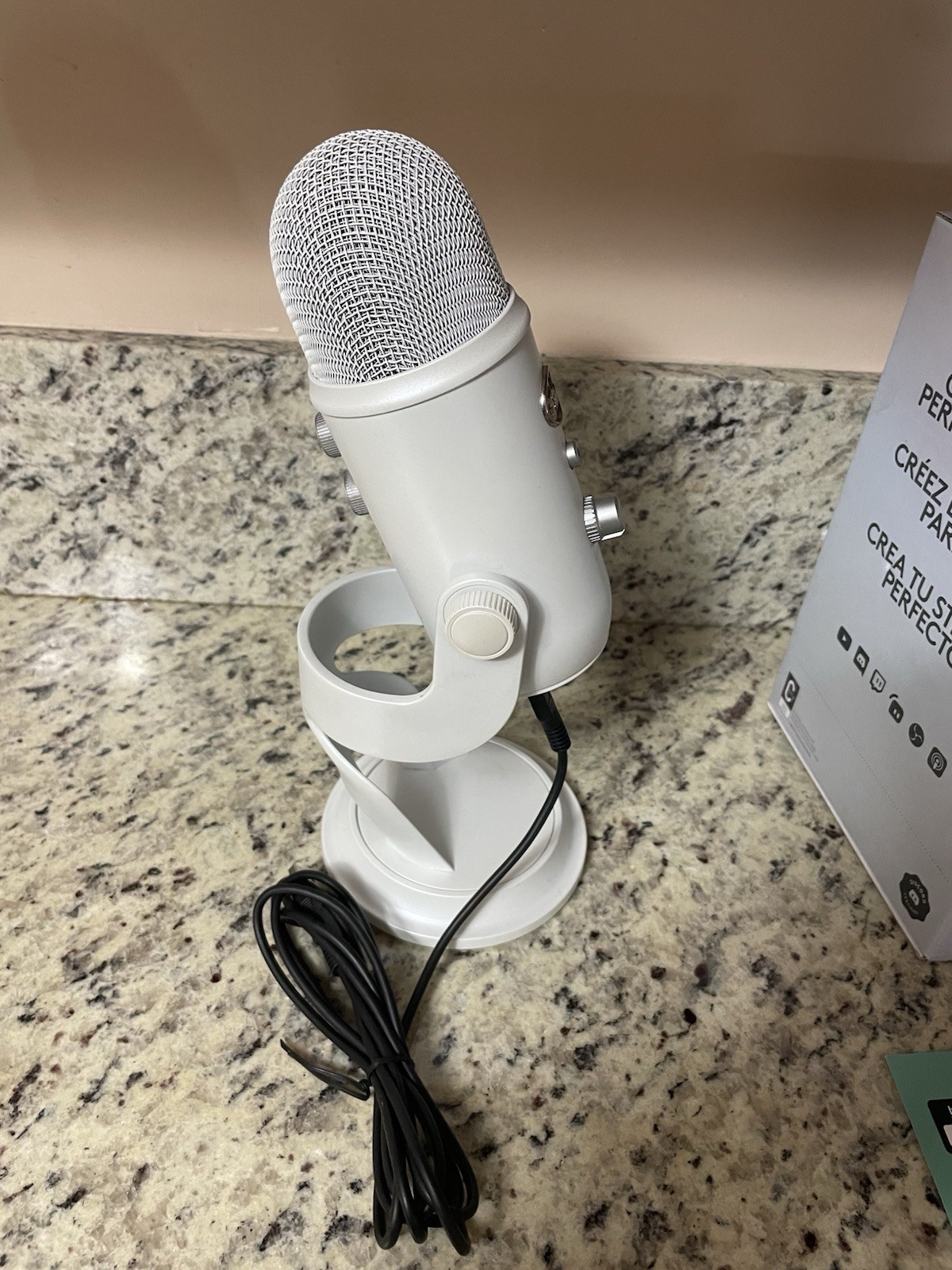 Logitech Creators Blue Yeti USB Microphone Studio Sound Plug & Play-White Mist