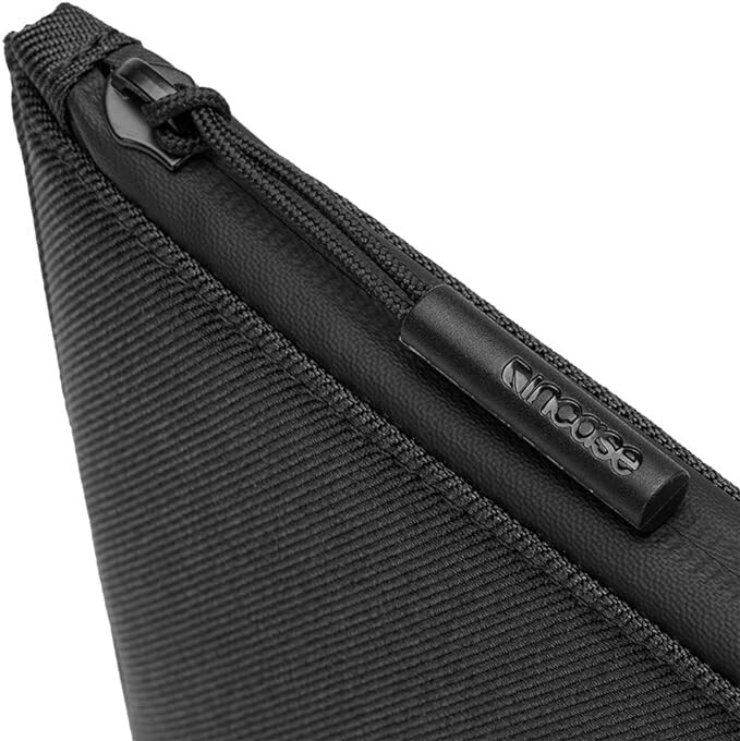 Incase – Facet Sleeve up to 16″ Macbook Pro – Black