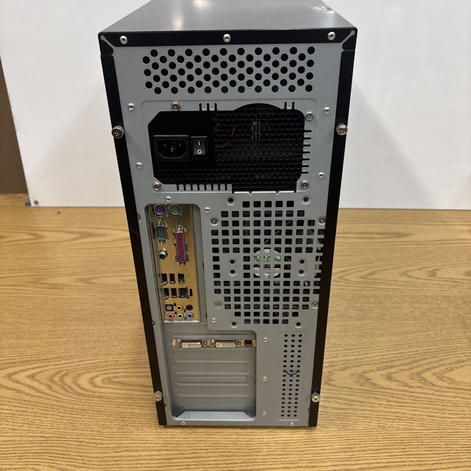 Custom Desktop PC ***Unknown Specs – Turns On***Parts/Repair