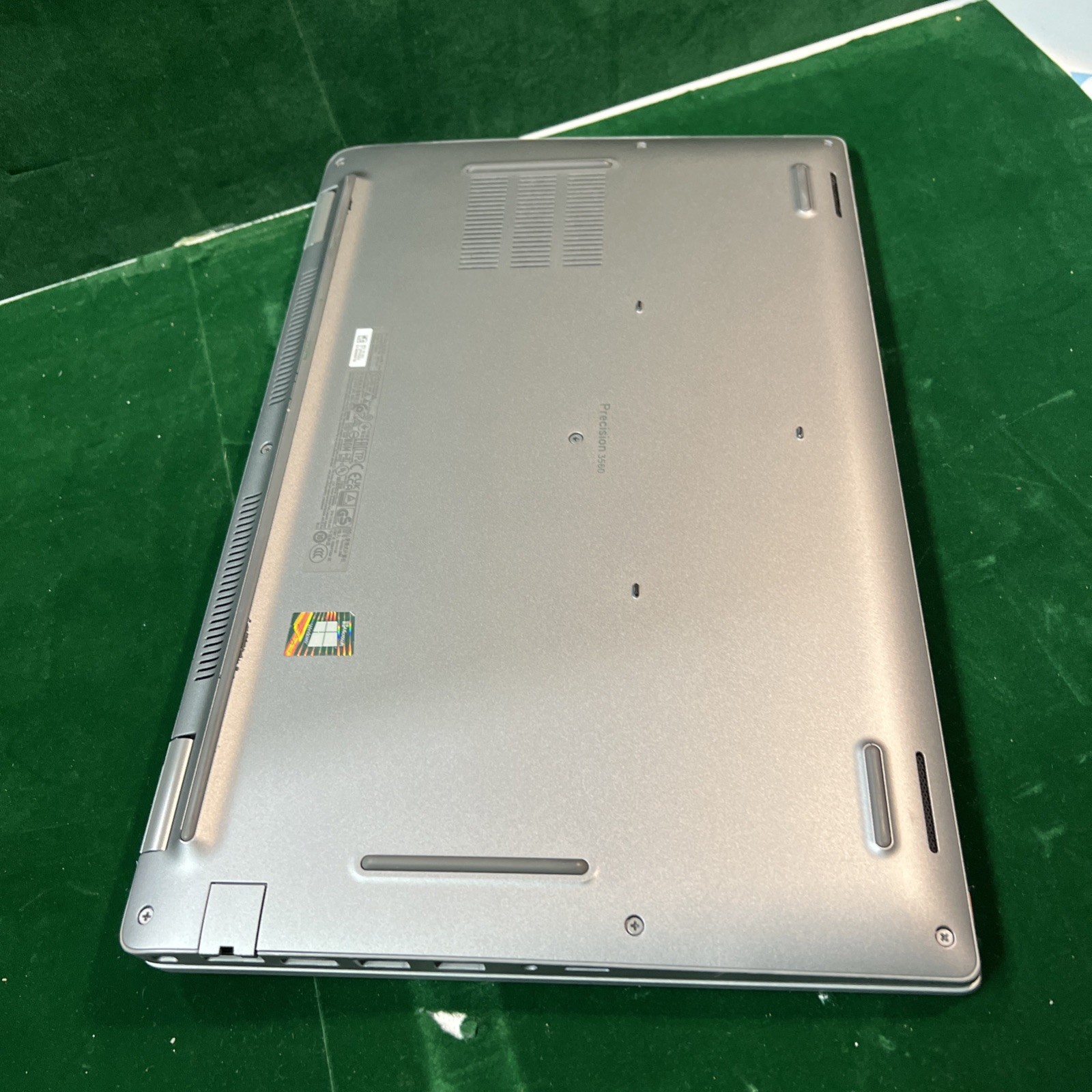 Dell Precision 3560 Workstation: 15.6″ FHD, i5-1135G7 8Gb No SSD Or OS