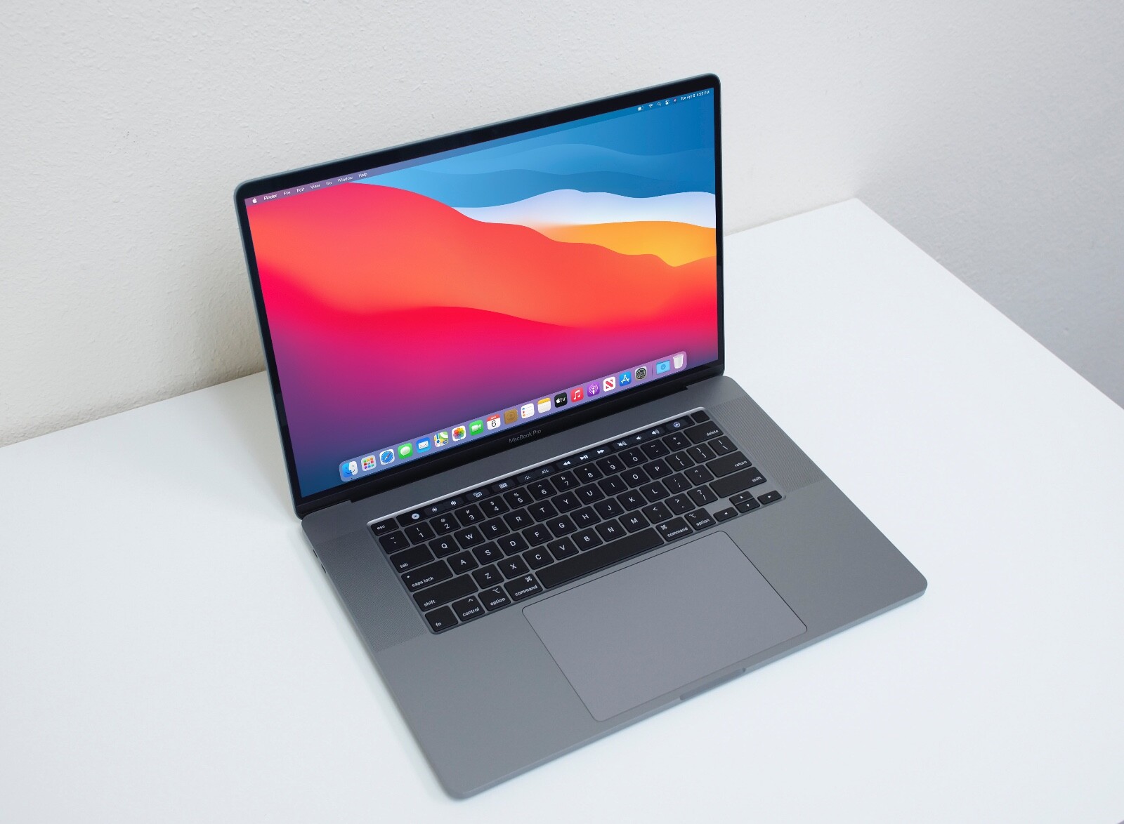 Apple MacBook Pro 16 Inch 2019 2.4 GHz Core i9 2TB SSD 64GB RAM 5500M 8GB GFX