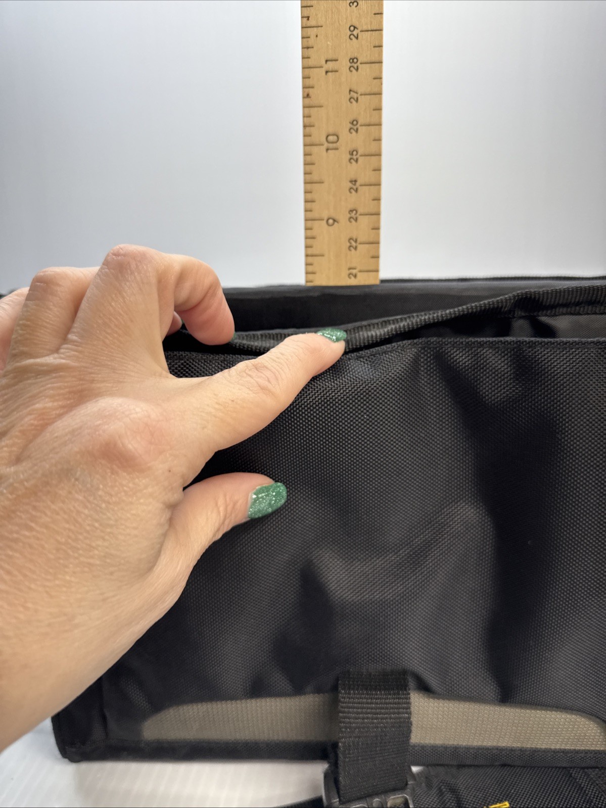 TARGUS Messenger Bag City Gear Mini for Most Tablets – Black/Gray W Pouch Multi