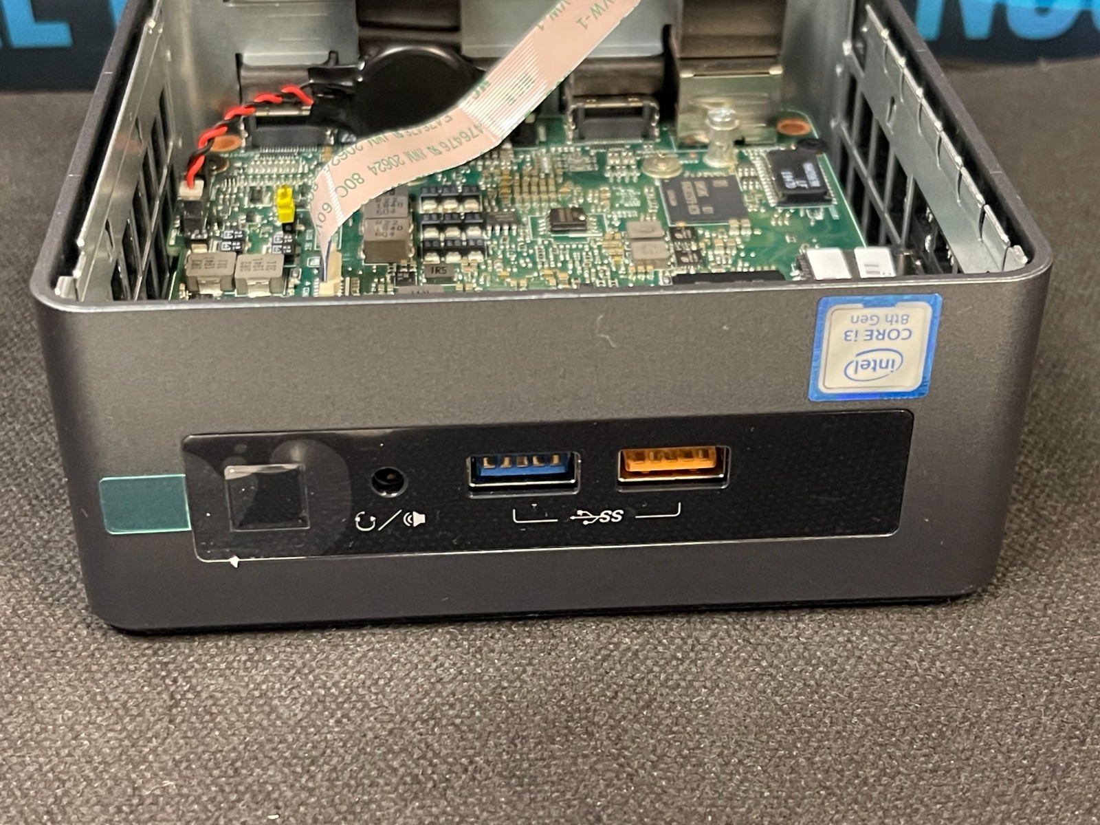 Intel NUC8i3CYSN i3-8121U, Radeon 540, *4GB RAM, 1TB HDD, Win10 – Retail Box