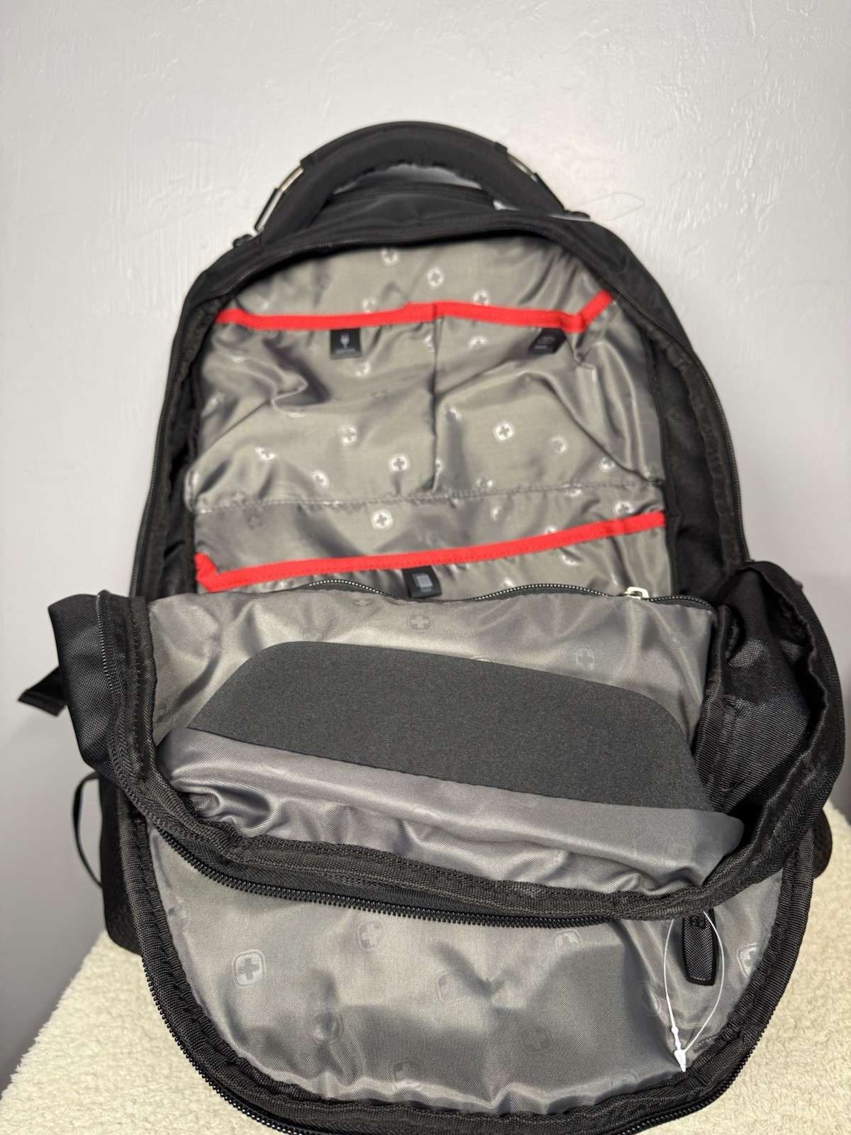SwissGear Black Solid Backpack for Tablet, Padded Straps, Organizer Compartments