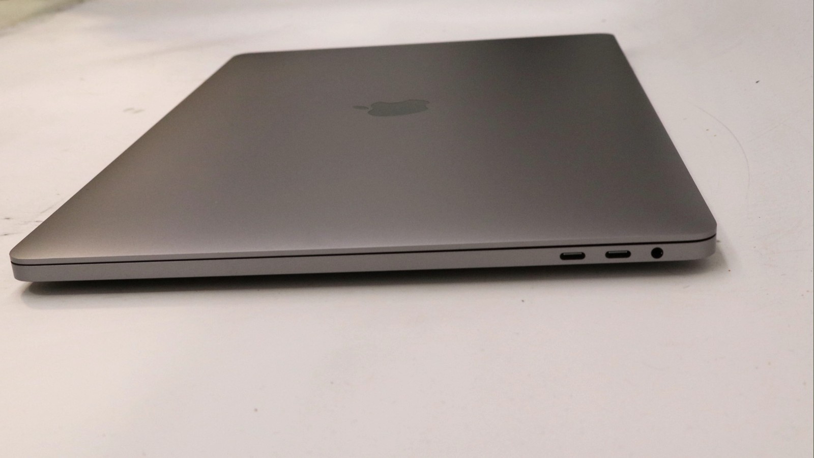 Apple Macbook Pro 16″ i9-9980HK 32GB 2048GB – Very Good