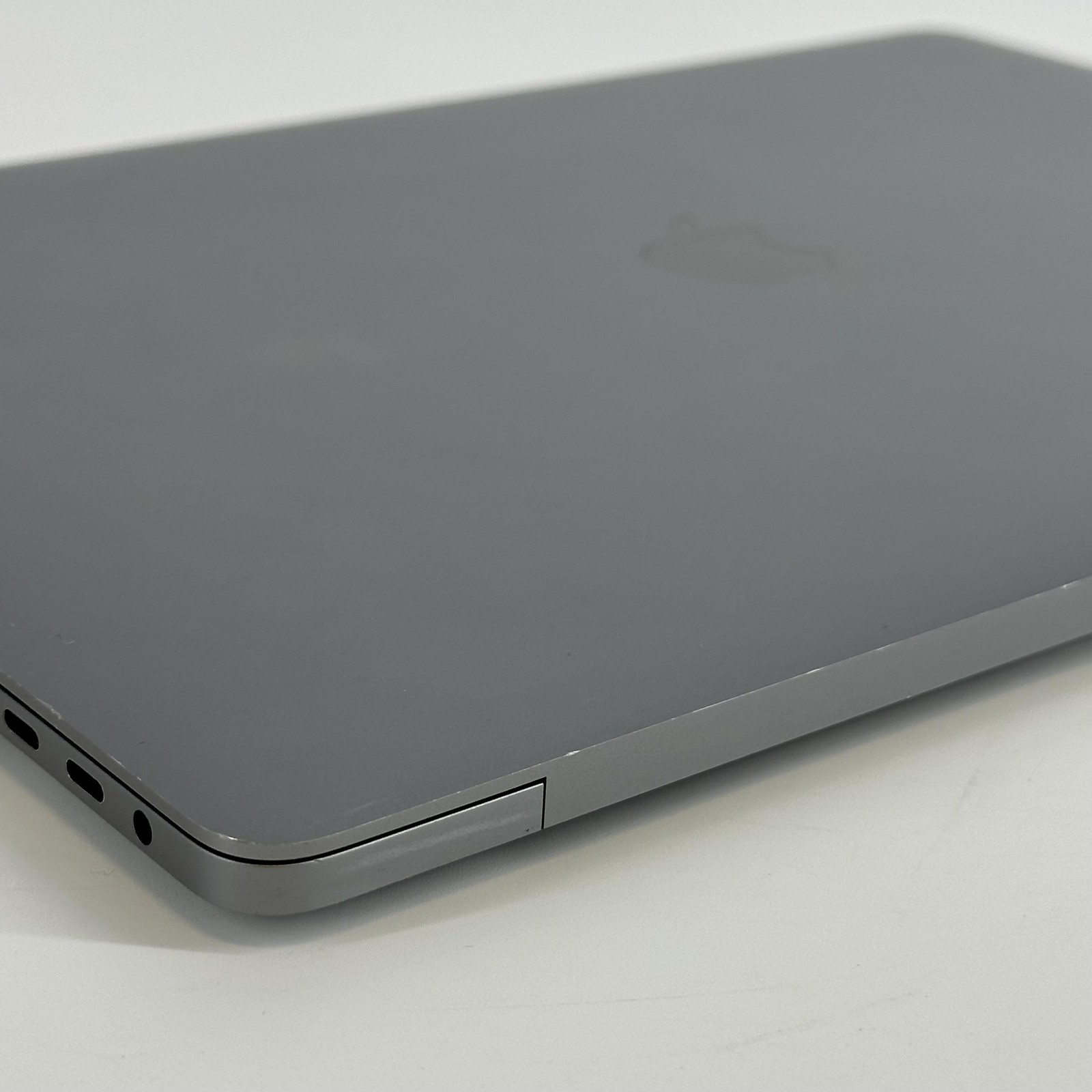 MacBook Pro 16 Touch Bar Space Gray 2019 2.4GHz i9 32GB 2TB SSD Radeon Pro 5500M