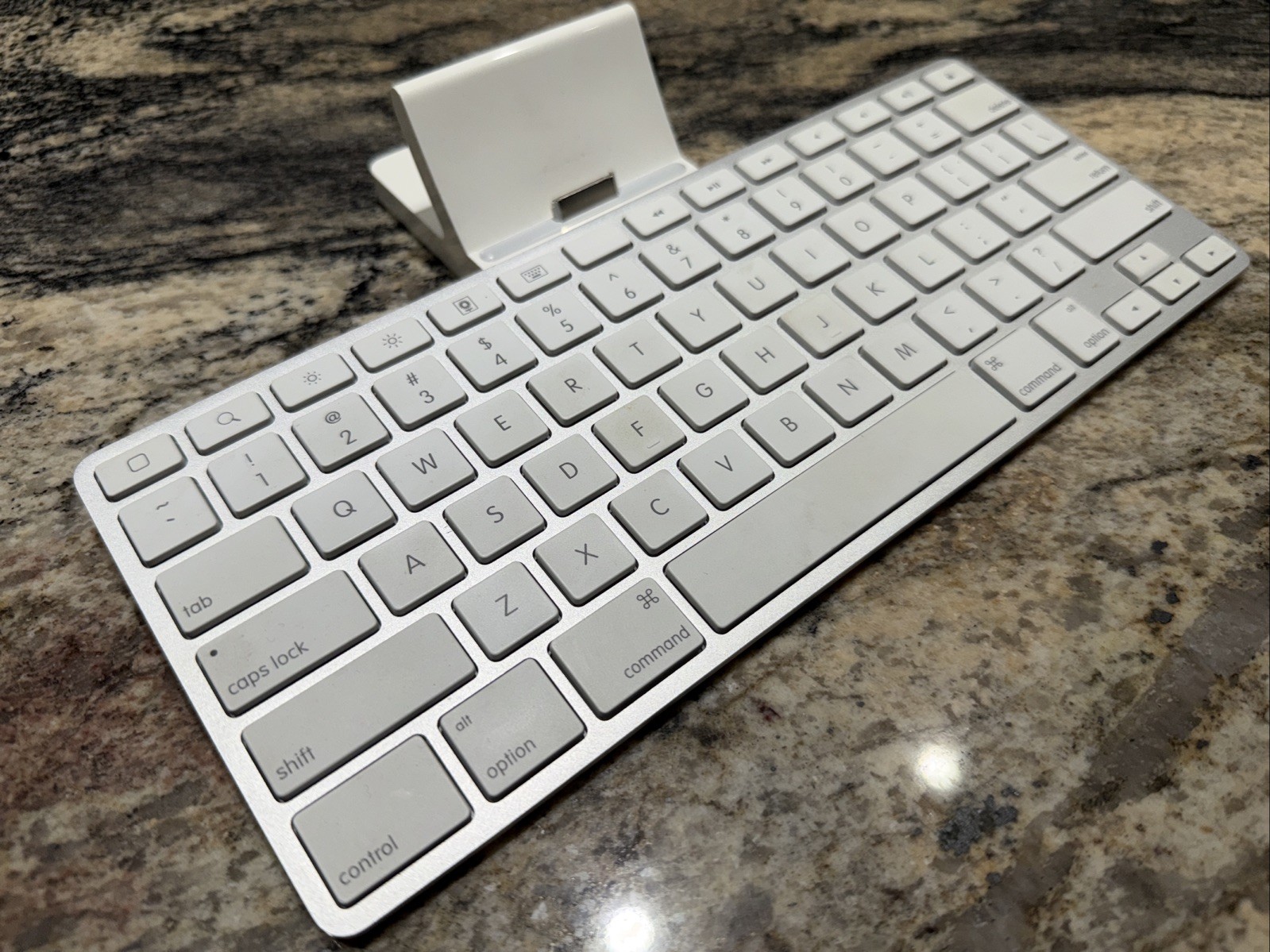 Apple OEM A1359 Keyboard Dock for Apple 30-pin Connector iPad iPhone MC533LL/A