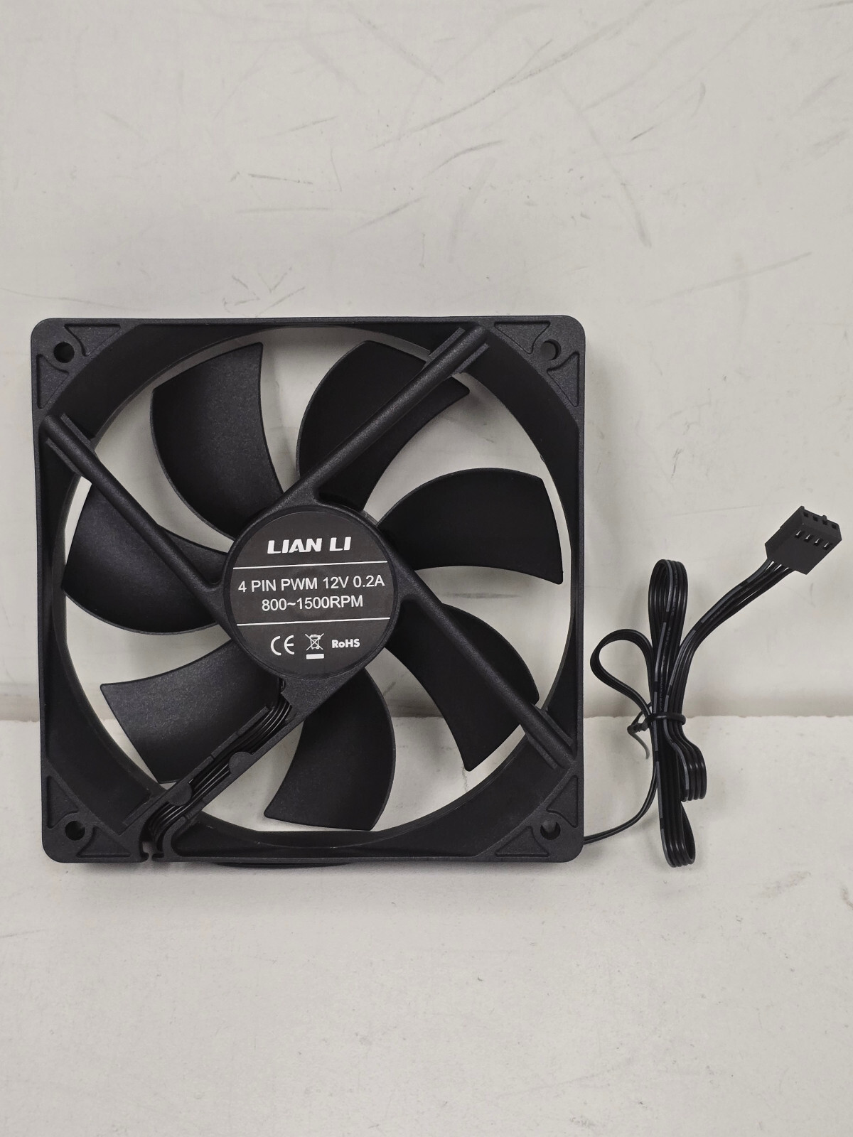 lian li Pc fan 4 pin pwm 12 volt 0.2 A 800-1500 RPM