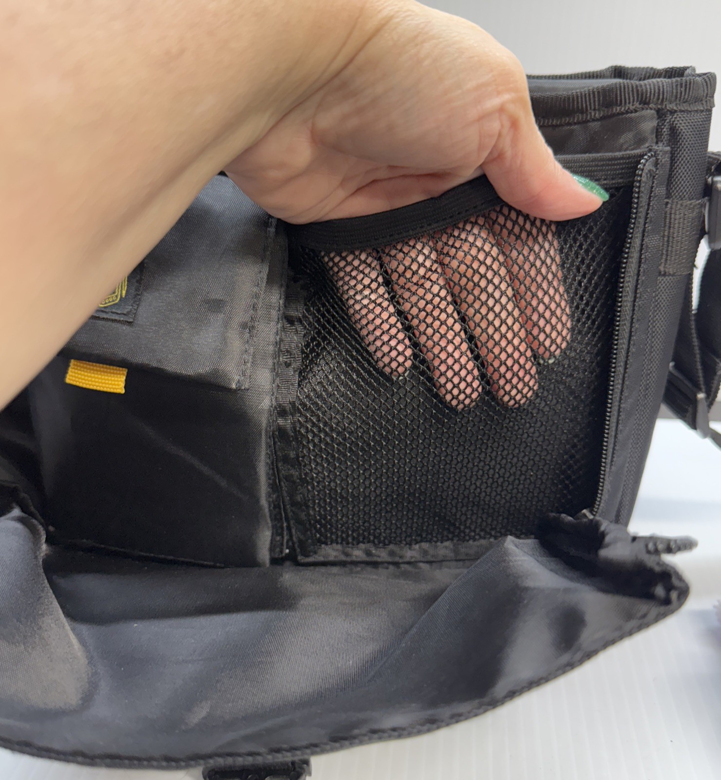 TARGUS Messenger Bag City Gear Mini for Most Tablets – Black/Gray W Pouch Multi