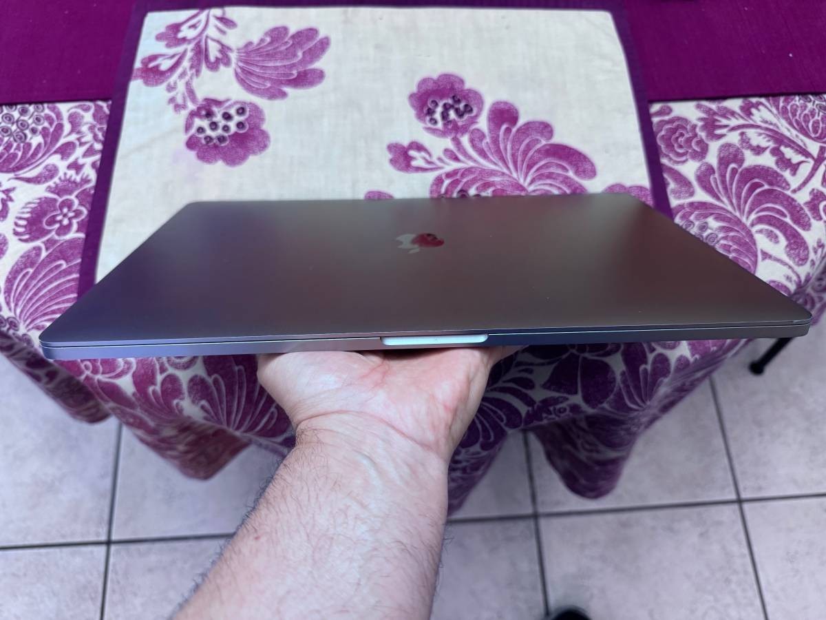 Apple MacBook Pro 2019 i9-9980H 16GB 1TB SSD Radeon Pro 5500M MVVM2LL/A A2141