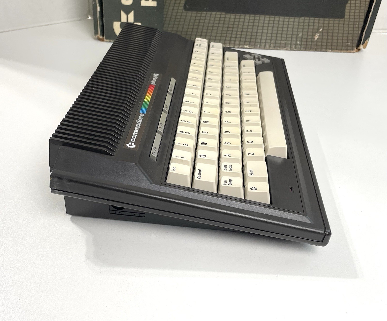 Vintage Commodore Plus 4 Computer w Box – Powers On – PARTS/REPAIR