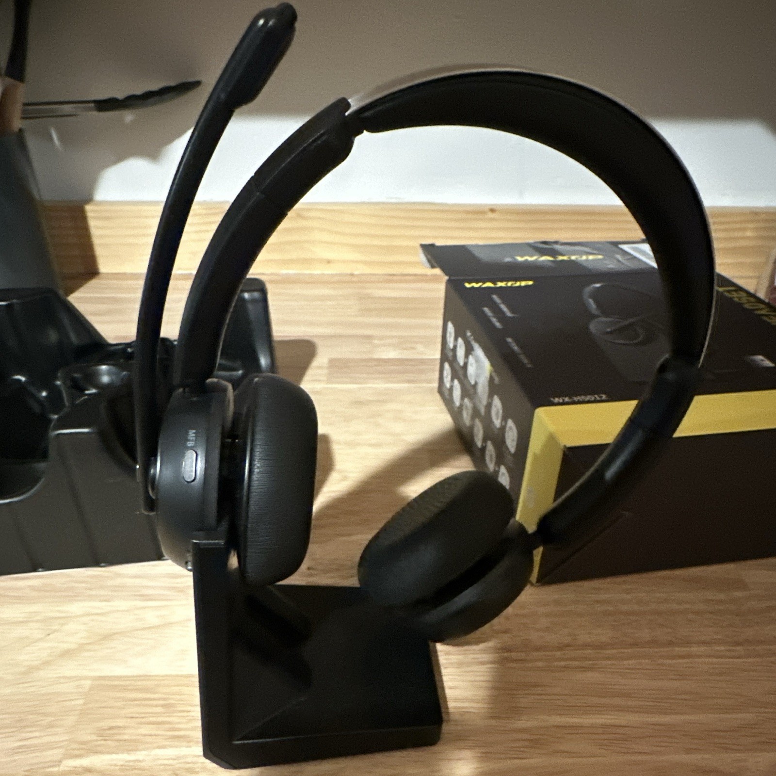 WAXOP WX-HS012 Bluetooth Noise Canceling On-Ear Boom Headset Stand Black