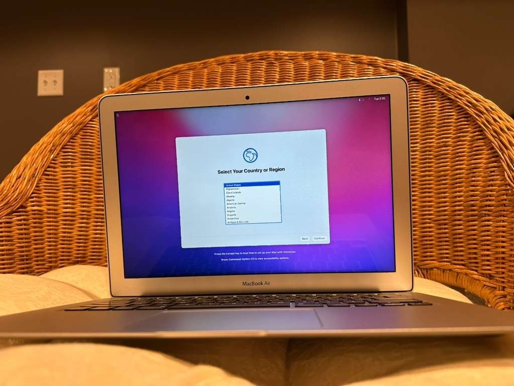 Apple MacBook Air 13.3″ (128GB SSD, Intel Core i5 5th Gen., 1.80 GHz, 8GB)…