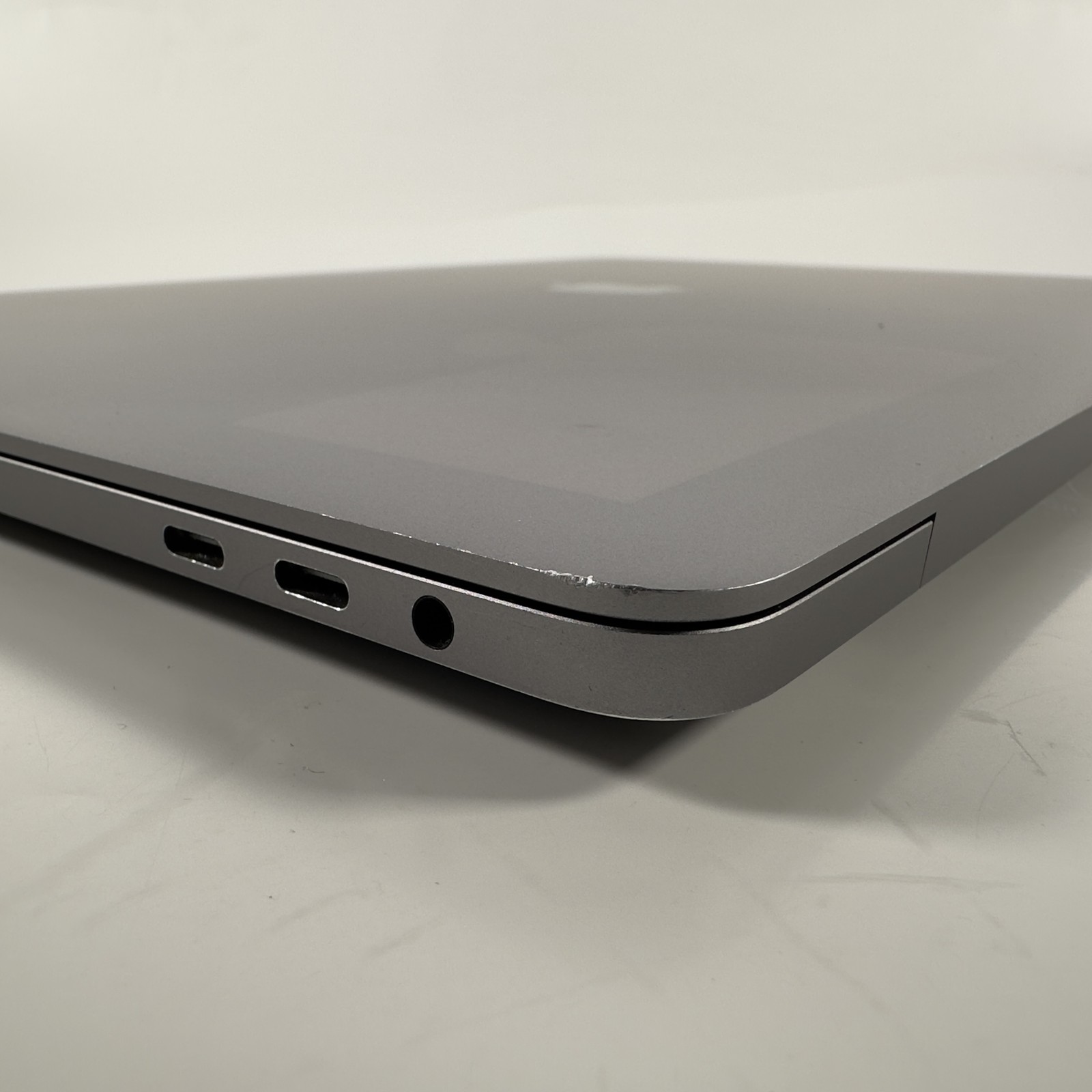 Apple 2019 16″ MacBook Pro 2.4GHz i9 2TB 32GB MVVK2LL/A-BTO | D Grade