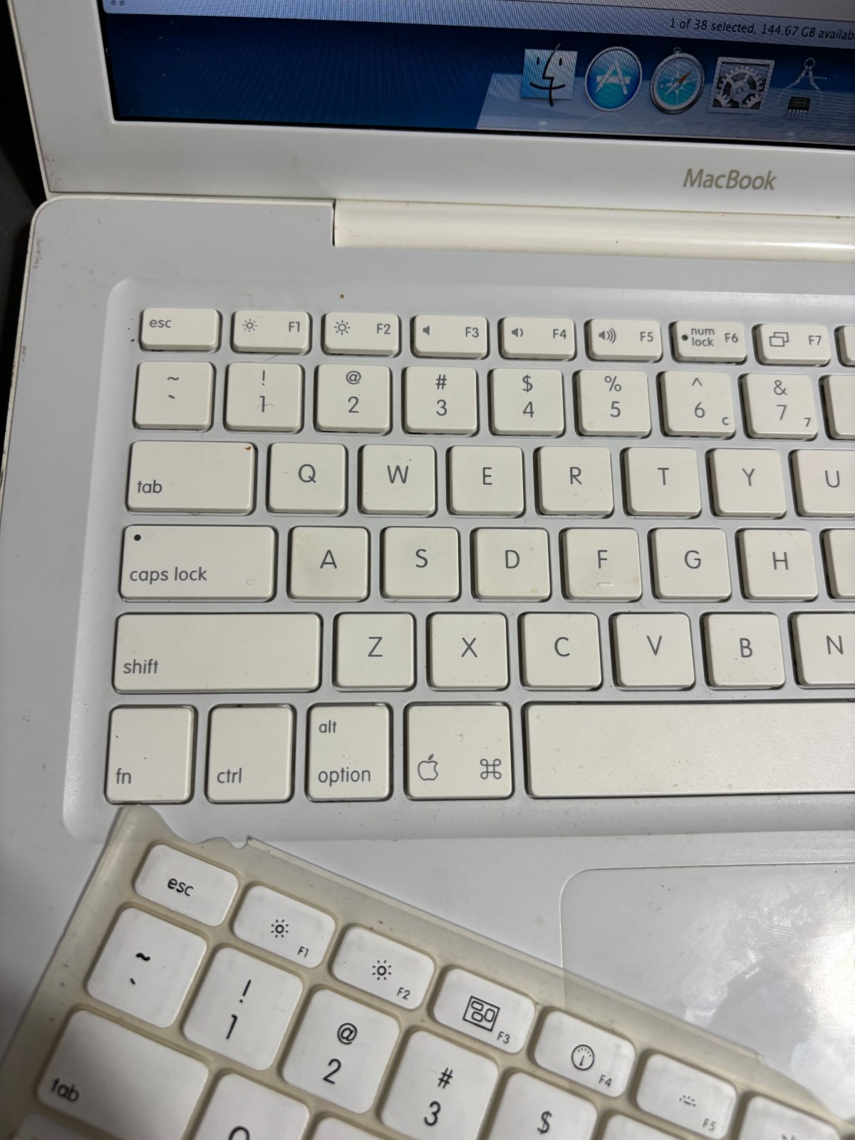 Vtg APPLE 13″ MACBOOK 160GB OS-X Laptop computer A1181 2G RAM 1.83MHz Core Duo