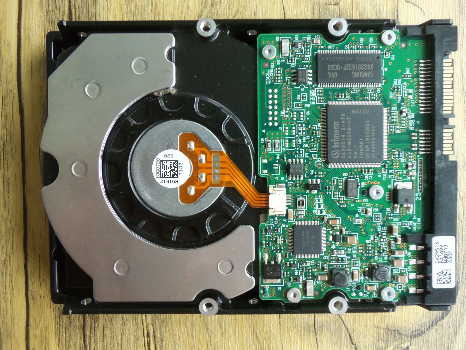 Hitachi Deskstar 500GB 3.5″ SATA II 3.0Gb/s HDD 7200 RPM HDS725050KLA360