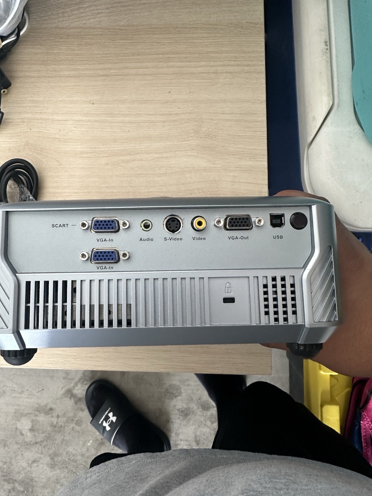 Optoma EP716 DLP Desktop Projector 2000 /AV for vcr or retro game systems ￼