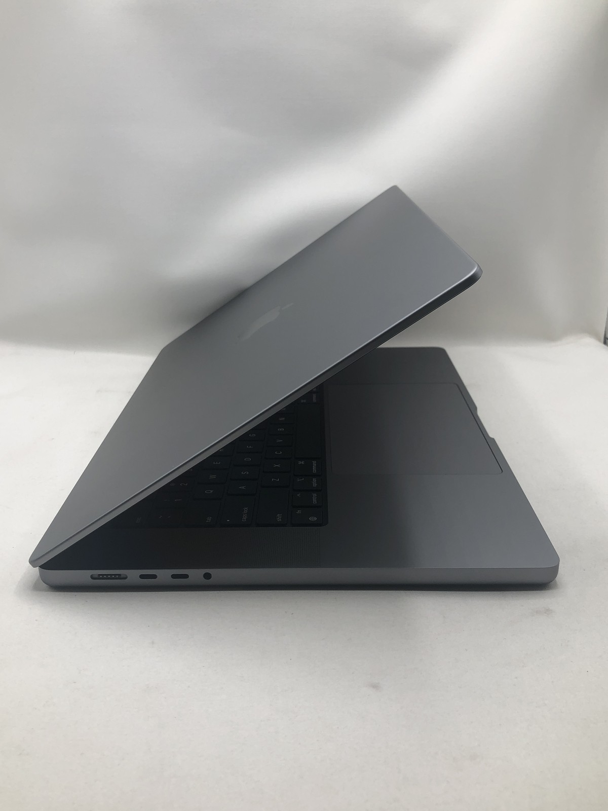 APPLE MACBOOK PRO A2485 2021 M1 PRO 512GB 16GB -Grade D
