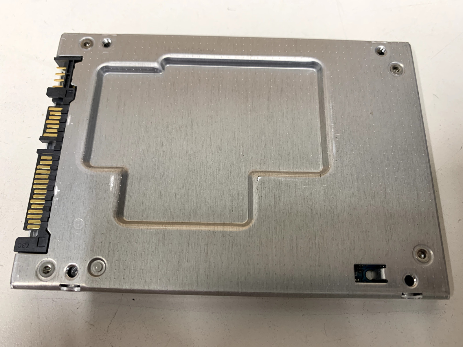 Dell THNSF8800CCSE 0VCRY6 2.5″ SATA 6Gbps 800GB Solid State Drive (SSD)