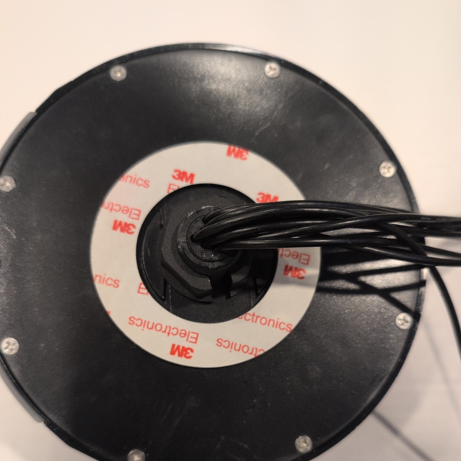Taoglas TGX.04.A.001 – 4x5G/4G LTE MIMO Cross-Polarized Antenna & Mount Bracket