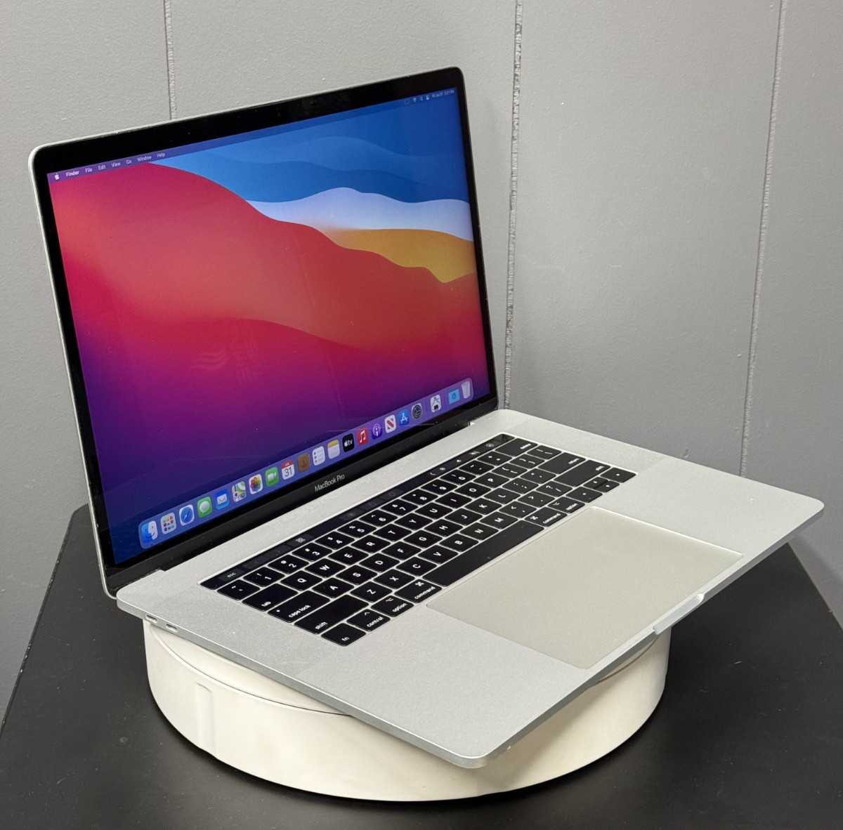 Apple MacBook Pro 15in 2017 Quad-Core i7 16GB 1TB SSD Radeon 560 Hybrid A1707