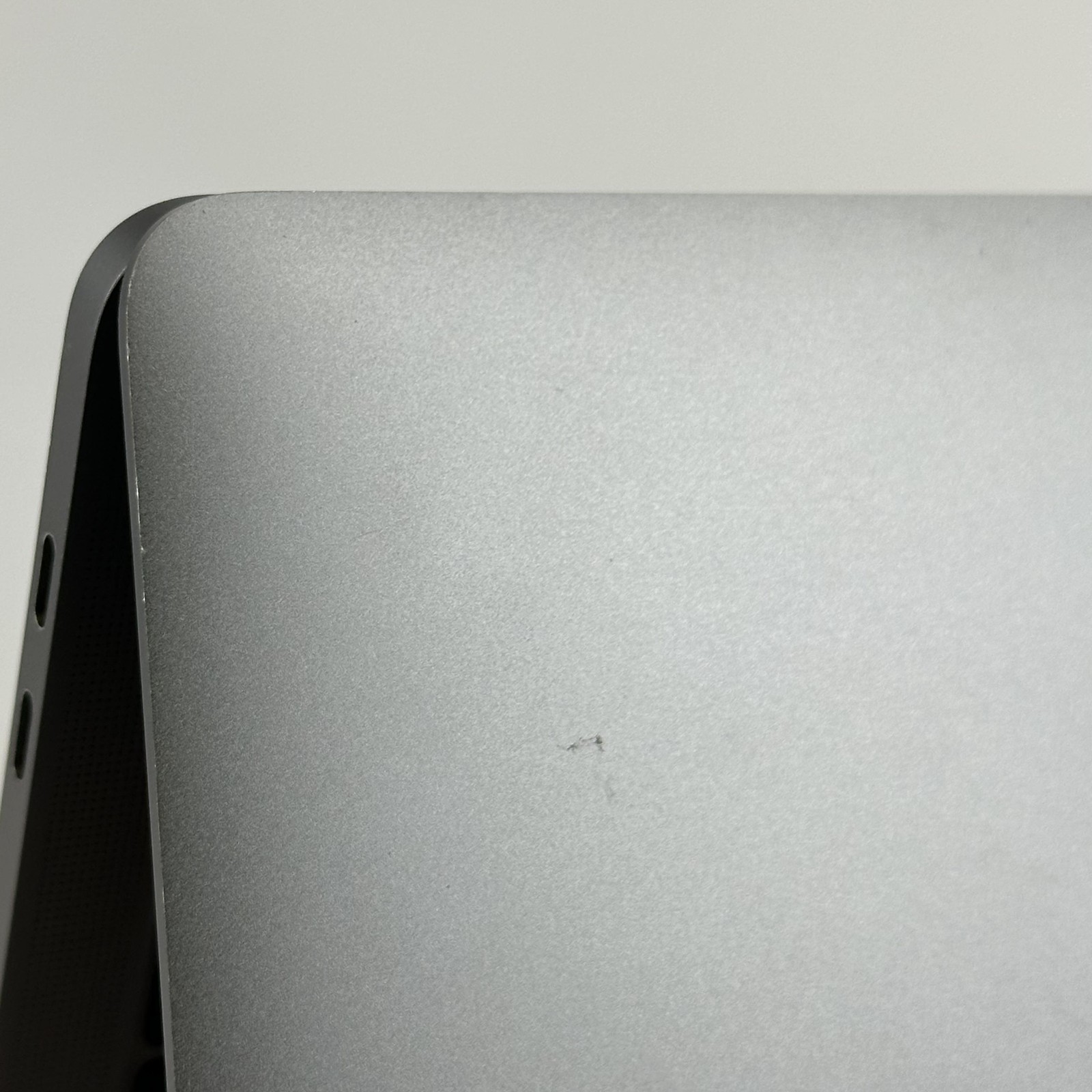 MacBook Pro 13 Space Gray 2019 2.8 GHz i7 8th Gen. 16GB 512GB SSD Good
