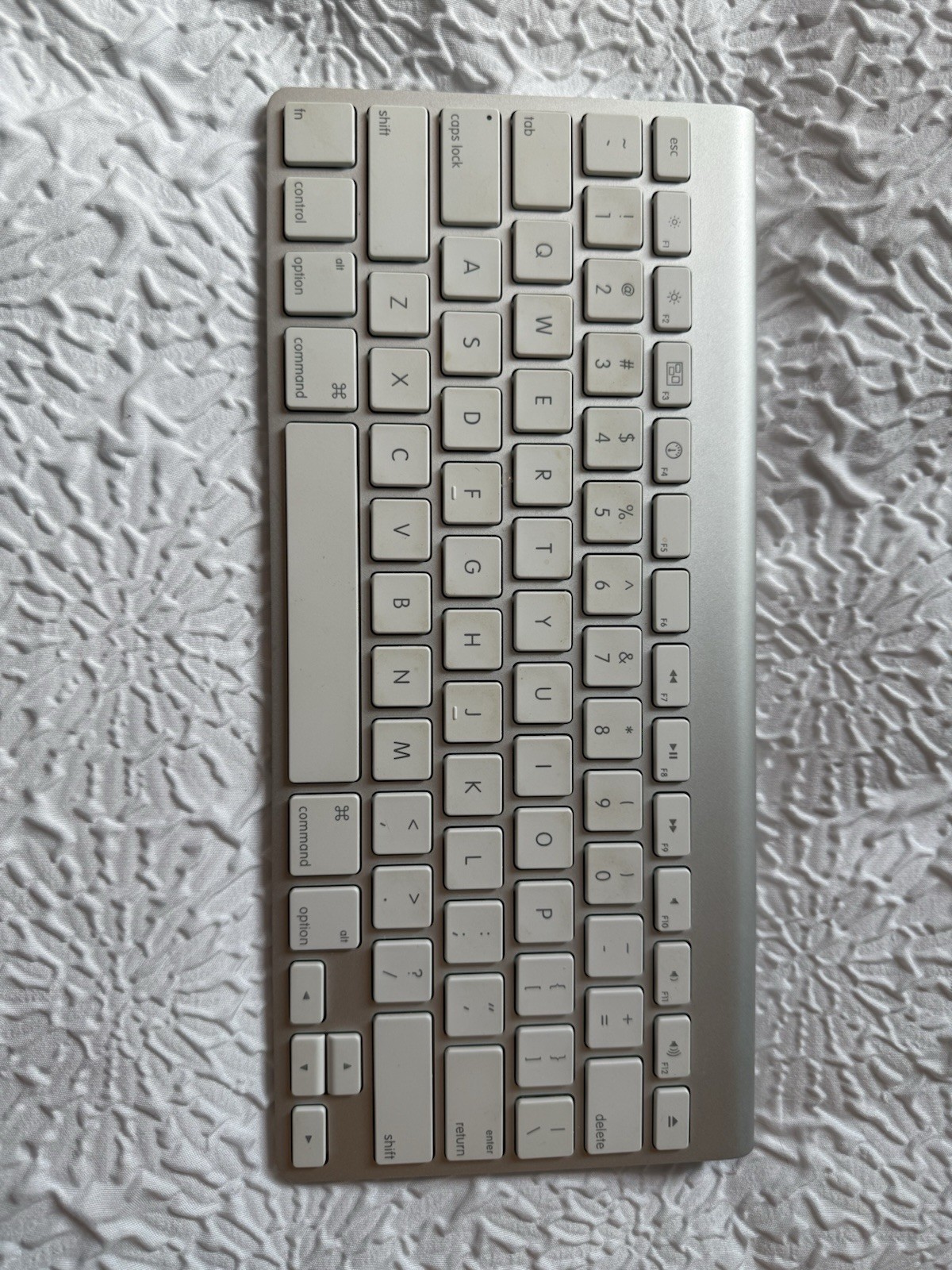 Apple A1255 Aluminum Keyboard Silver Wireless, Bluetooth 3, Battery Not Included