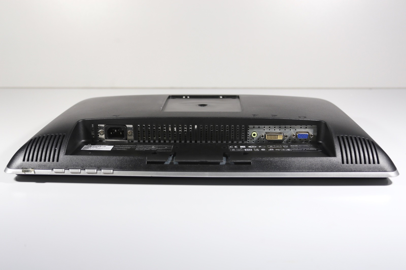 HP 2010i 20″ Widescreen LCD Monitor 1600×900 VGA DVI (P/N: WC030AA#ABA) Used
