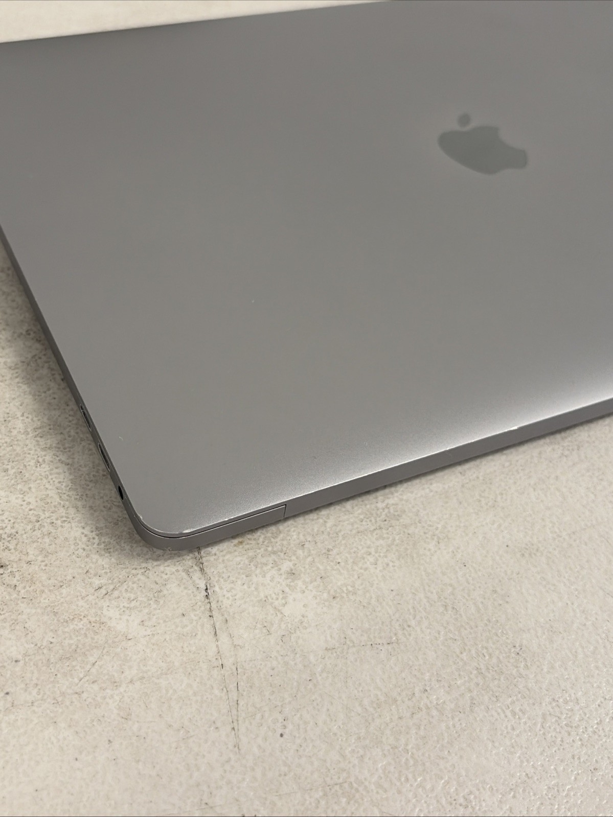 2017 MacBook Pro A1707 – 15″, 2.9GHz i7, 16GB RAM, 512GB SSD, macOS Ventura