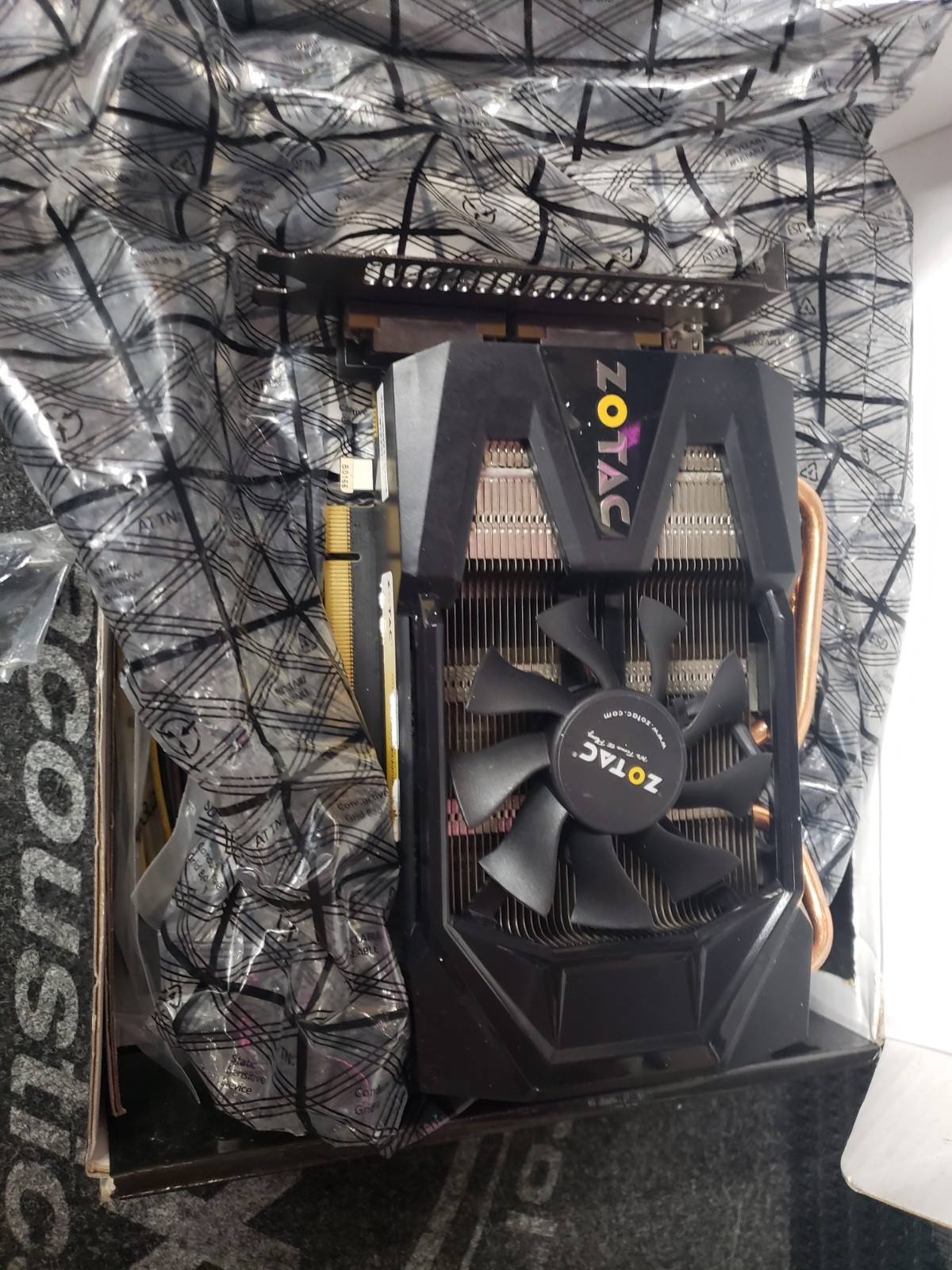 ZOTAC GTX 570 1.28 Gigabytes DDR5 320Bit ZT-5024 used untested sold as is