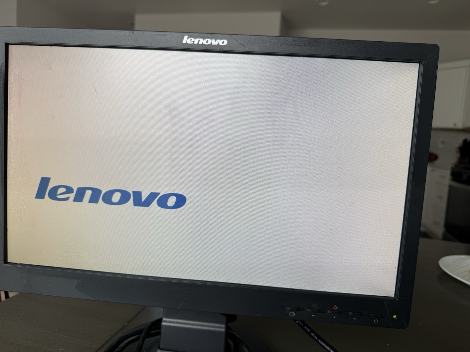 Lenovo ThinkVision L1922wA 17.4in LCD 1440×900 16:10 60Hz VGA Black